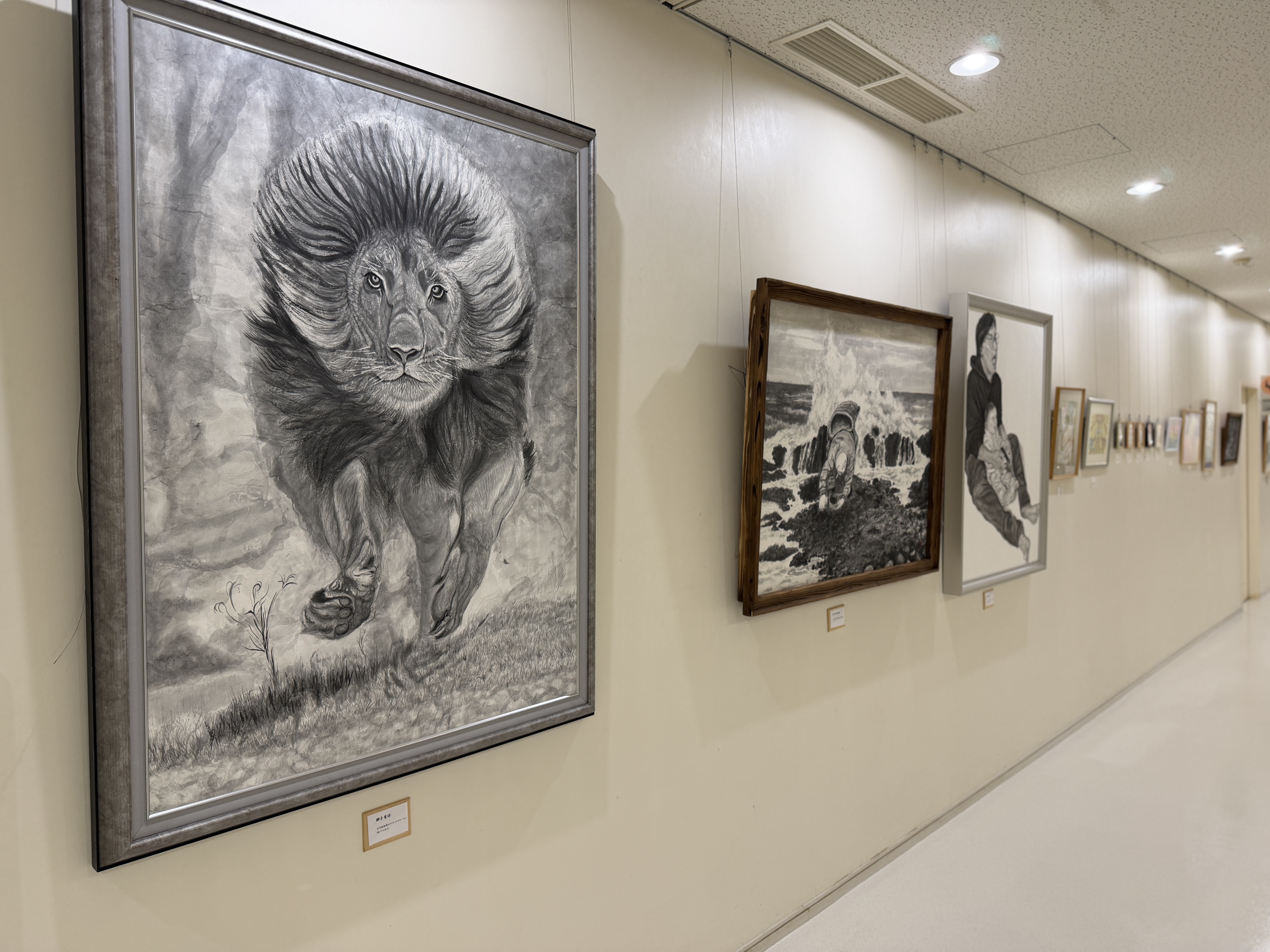 オープンギャラリー：「白黒から色彩の世界へ・親子展」
