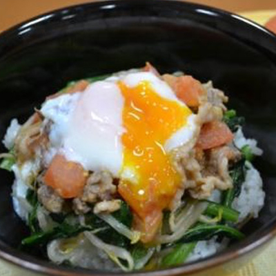 <strong>第4回全国病院レシピコンテスト<br>トマト料理ジャンル部門 銀賞</strong>塩麹トマトビビンバ